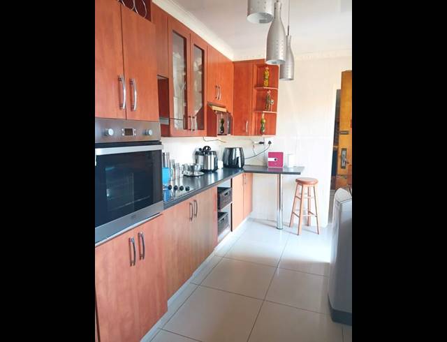6 BEDROOM HOUSE FOR SALE IN EIKE PARK
